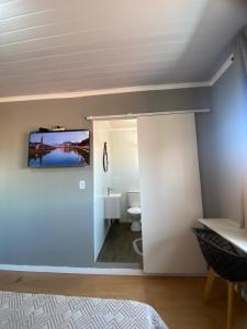 TV a/nebo společenská místnost v ubytování Suíte Madri Aconchegante e Charmosa + 4 fotografie