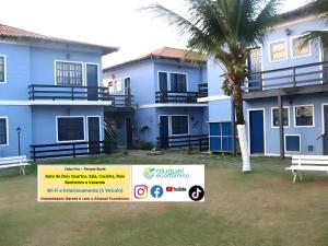 ein Schild vor einem Haus mit einer Palme in der Unterkunft Cabo Frio - Parque Burle - Aluguel Econômico in Cabo Frio