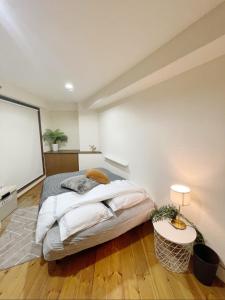 Postel nebo postele na pokoji v ubytování 919Takarazuka 宝塚駅前 デザイナーズ2Bed Room Max6人甲子園-大阪-神戸迄25分