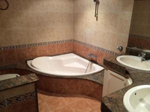 A bathroom at Apartaments i habitacions Can Morera Olot