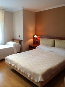 A bed or beds in a room at Apartaments i habitacions Can Morera Olot