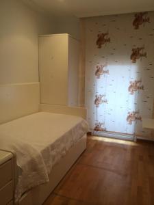 A bed or beds in a room at Apartaments i habitacions Can Morera Olot