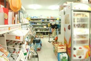 Supermarket nebo jiné obchody v  kempu nebo okolí
