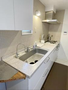 Kuchyň nebo kuchyňský kout v ubytování 919Takarazuka 宝塚駅前 デザイナーズ2Bed Room Max6人甲子園-大阪-神戸迄25分