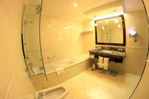 Um banheiro em Grand Regal Hotel