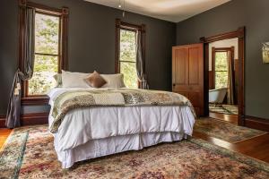 Кровать или кровати в номере Romantic 1901 Victorian Home on Seven Wooded Acres