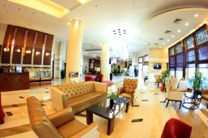 Uma área de estar em Grand Regal Hotel