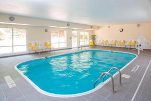 a pool in a hospital room with orange chairs at Fairfield Inn & Suites by Marriott Quincy in Quincy