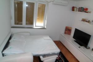 een ziekenhuiskamer met een bed en een tv bij Apartment Penny in Split