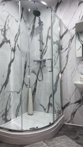 a shower with a glass enclosure in a bathroom at Hellena Lodge in Aberdeen +11 photos