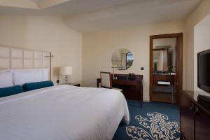 Postel nebo postele na pokoji v ubytování Tsaghkadzor Marriott Hotel