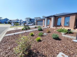 佩恩斯维尔Spacious 3bdrm home next to Captains Cove Resort - Captains Edge的房子前面的花园