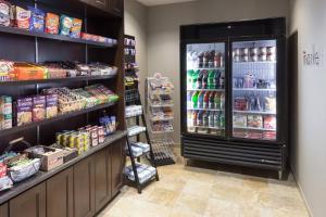 Supermarket nebo jiné obchody v  hotelu nebo okolí