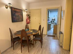 a dining room with a table and chairs at Departamento ESPEJO in Mendoza