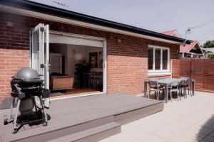 un robot parado en una cubierta junto a una casa en Modern Home in Sandy Bay - Sleeps 8 Guests, en Sandy Bay