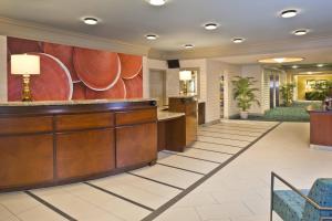 a lobby of a hotel with a reception desk at Residence Inn Arundel Mills BWI Airport in Hanover +17 photos