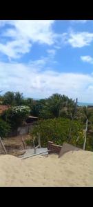 eine Skateboardrampe im Sand am Strand in der Unterkunft Casa DE PRAIA EM BÚZIOS RN in Nísia Floresta