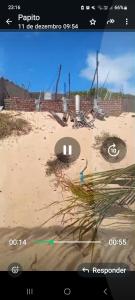 einen TV-Bildschirm mit einem Bild einer Wüste in der Unterkunft Casa DE PRAIA EM BÚZIOS RN in Nísia Floresta