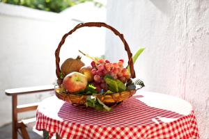 a basket of fruit sitting on top of a table at Margarita Studios in Parikia
