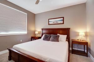 une chambre avec un grand lit avec deux tables de nuit dans l'établissement Sail Lofts 205 condo, à Dillon