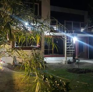 Una casa con luces en el costado. en El jardín, en General Juan Madariaga 1 foto más