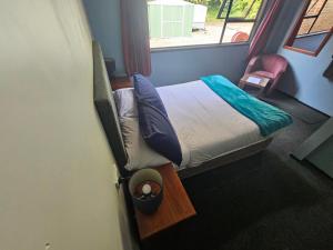 Letto o letti in una camera di Chateau Backpackers & Motels
