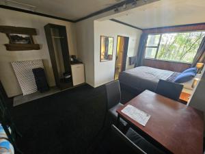 Letto o letti in una camera di Chateau Backpackers & Motels