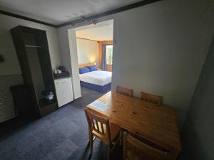 Letto o letti in una camera di Chateau Backpackers & Motels