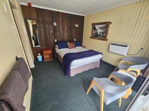 Letto o letti in una camera di Chateau Backpackers & Motels