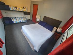 Letto o letti in una camera di Chateau Backpackers & Motels