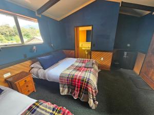 Letto o letti in una camera di Chateau Backpackers & Motels