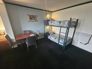 Letto o letti in una camera di Chateau Backpackers & Motels