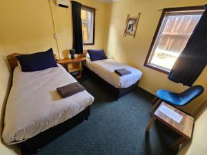 Letto o letti in una camera di Chateau Backpackers & Motels