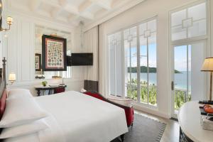 TV a/nebo společenská místnost v ubytování JW Marriott Phu Quoc Emerald Bay Resort & Spa