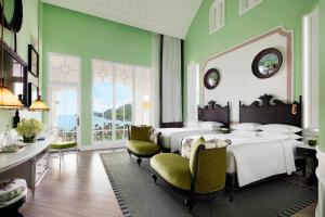Postel nebo postele na pokoji v ubytování JW Marriott Phu Quoc Emerald Bay Resort & Spa