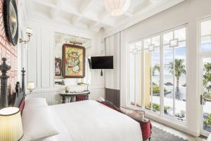 TV a/nebo společenská místnost v ubytování JW Marriott Phu Quoc Emerald Bay Resort & Spa