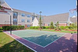 un court de tennis en face d'un bâtiment dans l'établissement Residence Inn Chicago Southeast/Hammond, IN, à Hammond