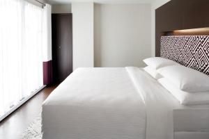 Letto o letti in una camera di Four Points by Sheraton Lévis Convention Centre