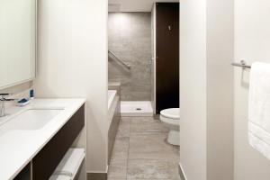 Bagno di Four Points by Sheraton Lévis Convention Centre