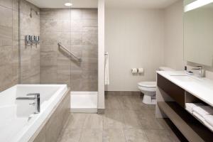 Bagno di Four Points by Sheraton Lévis Convention Centre