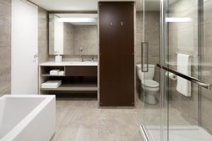 Bagno di Four Points by Sheraton Lévis Convention Centre