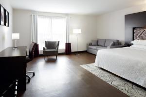 Area soggiorno di Four Points by Sheraton Lévis Convention Centre