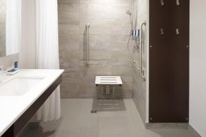 Bagno di Four Points by Sheraton Lévis Convention Centre