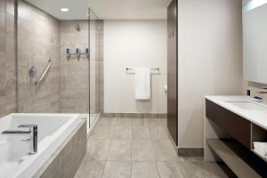 Bagno di Four Points by Sheraton Lévis Convention Centre