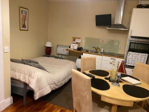Kuchyň nebo kuchyňský kout v ubytování Dromane Lodge self-catering apartment eircode V94HR5C