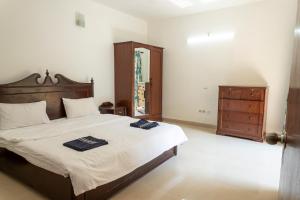 A bed or beds in a room at 2BHK Apartment with Pool access
