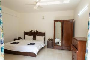 A bed or beds in a room at 2BHK Apartment with Pool access Még 6 kép