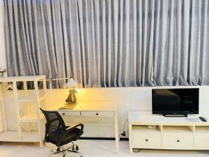 Televisyen dan/atau pusat hiburan di YAMA HOTEL & ROOFTOP BAR
