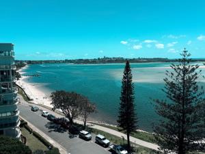 Blick auf den Strand und das Meer von einem Gebäude in der Unterkunft Five o clock somewhere in Golden Beach