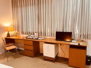 Televisyen dan/atau pusat hiburan di YAMA HOTEL & ROOFTOP BAR